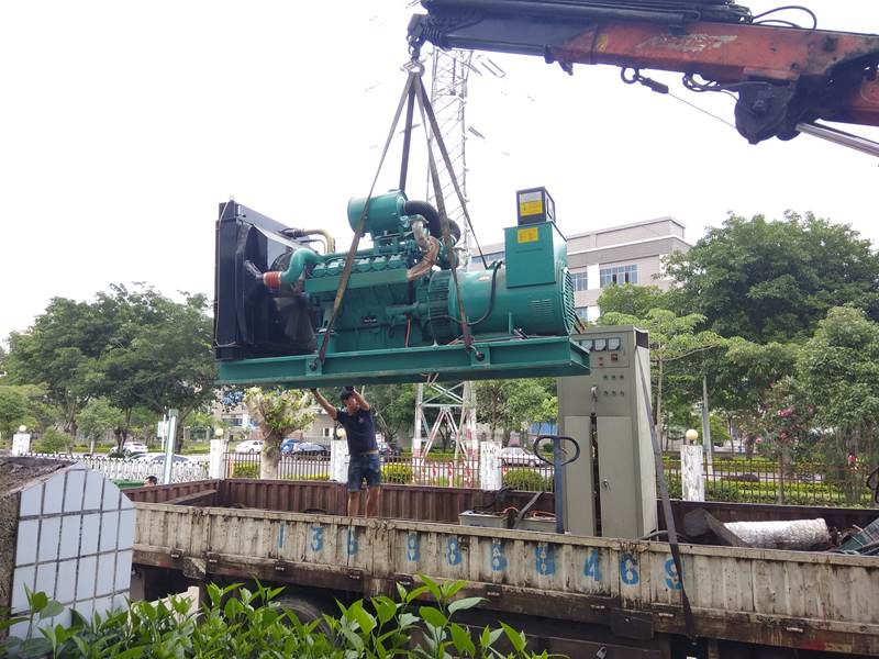 工廠發(fā)電機回收現場